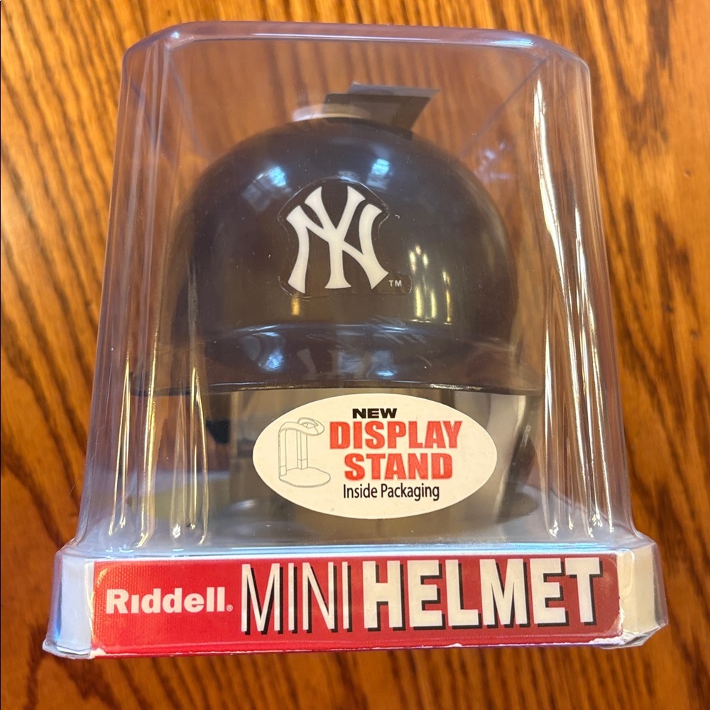 NWT New York Yankees Riddell Mini Batting Baseball Helmet w/ Stand - Left Ear